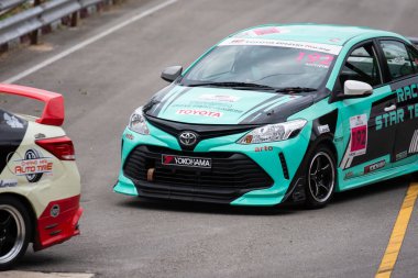 Chiangmai - 13 Kasım 2021, Toyota yarış arabası hipodrom yolunda yüksek hızda, rali spor arabası yarış sırasında yolda hızlı, Toyota Gazoo Yarış Motorsporu Tayland 'da yüksek hız, 700. yıl stadyumu, Chiangmai, Tayland