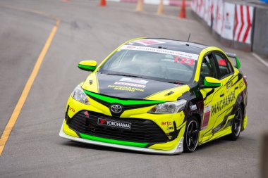 Chiangmai - 13 Kasım 2021, Toyota yarış arabası hipodrom yolunda yüksek hızda, rali spor arabası yarış sırasında yolda hızlı, Toyota Gazoo Yarış Motorsporu Tayland 'da yüksek hız, 700. yıl stadyumu, Chiangmai, Tayland