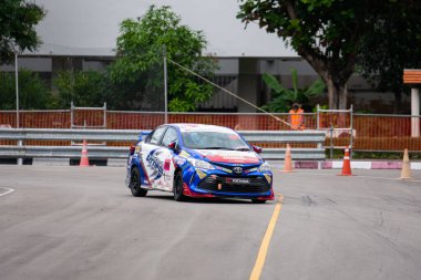 Chiangmai - 13 Kasım 2021, Toyota yarış arabası hipodrom yolunda yüksek hızda, rali spor arabası yarış sırasında yolda hızlı, Toyota Gazoo Yarış Motorsporu Tayland 'da yüksek hız, 700. yıl stadyumu, Chiangmai, Tayland