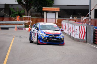 Chiangmai - 13 Kasım 2021, Toyota yarış arabası hipodrom yolunda yüksek hızda, rali spor arabası yarış sırasında yolda hızlı, Toyota Gazoo Yarış Motorsporu Tayland 'da yüksek hız, 700. yıl stadyumu, Chiangmai, Tayland