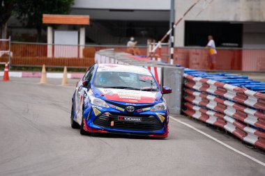 Chiangmai - 13 Kasım 2021, Toyota yarış arabası hipodrom yolunda yüksek hızda, rali spor arabası yarış sırasında yolda hızlı, Toyota Gazoo Yarış Motorsporu Tayland 'da yüksek hız, 700. yıl stadyumu, Chiangmai, Tayland