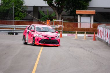 Chiangmai - 13 Kasım 2021, Toyota yarış arabası hipodrom yolunda yüksek hızda, rali spor arabası yarış sırasında yolda hızlı, Toyota Gazoo Yarış Motorsporu Tayland 'da yüksek hız, 700. yıl stadyumu, Chiangmai, Tayland