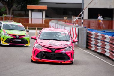 Chiangmai - 13 Kasım 2021, Toyota yarış arabası hipodrom yolunda yüksek hızda, rali spor arabası yarış sırasında yolda hızlı, Toyota Gazoo Yarış Motorsporu Tayland 'da yüksek hız, 700. yıl stadyumu, Chiangmai, Tayland