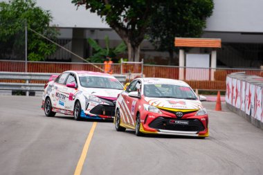 Chiangmai - 13 Kasım 2021, Toyota yarış arabası hipodrom yolunda yüksek hızda, rali spor arabası yarış sırasında yolda hızlı, Toyota Gazoo Yarış Motorsporu Tayland 'da yüksek hız, 700. yıl stadyumu, Chiangmai, Tayland