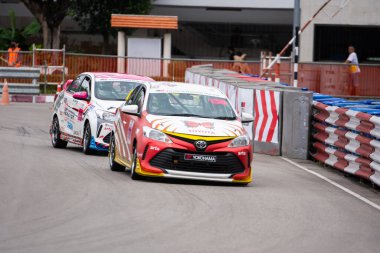 Chiangmai - 13 Kasım 2021, Toyota yarış arabası hipodrom yolunda yüksek hızda, rali spor arabası yarış sırasında yolda hızlı, Toyota Gazoo Yarış Motorsporu Tayland 'da yüksek hız, 700. yıl stadyumu, Chiangmai, Tayland