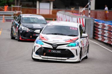 Chiangmai - 13 Kasım 2021, Toyota yarış arabası hipodrom yolunda yüksek hızda, rali spor arabası yarış sırasında yolda hızlı, Toyota Gazoo Yarış Motorsporu Tayland 'da yüksek hız, 700. yıl stadyumu, Chiangmai, Tayland