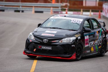 Chiangmai - 13 Kasım 2021, Toyota yarış arabası hipodrom yolunda yüksek hızda, rali spor arabası yarış sırasında yolda hızlı, Toyota Gazoo Yarış Motorsporu Tayland 'da yüksek hız, 700. yıl stadyumu, Chiangmai, Tayland