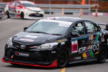 Chiangmai - 13 Kasım 2021, Toyota yarış arabası hipodrom yolunda yüksek hızda, rali spor arabası yarış sırasında yolda hızlı, Toyota Gazoo Yarış Motorsporu Tayland 'da yüksek hız, 700. yıl stadyumu, Chiangmai, Tayland