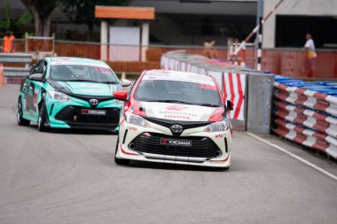 Chiangmai - 13 Kasım 2021, Toyota yarış arabası hipodrom yolunda yüksek hızda, rali spor arabası yarış sırasında yolda hızlı, Toyota Gazoo Yarış Motorsporu Tayland 'da yüksek hız, 700. yıl stadyumu, Chiangmai, Tayland