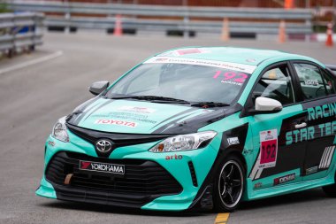 Chiangmai - 13 Kasım 2021, Toyota yarış arabası hipodrom yolunda yüksek hızda, rali spor arabası yarış sırasında yolda hızlı, Toyota Gazoo Yarış Motorsporu Tayland 'da yüksek hız, 700. yıl stadyumu, Chiangmai, Tayland