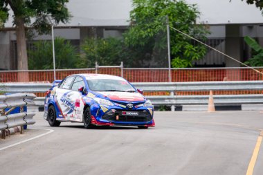 Chiangmai - 13 Kasım 2021, Toyota yarış arabası hipodrom yolunda yüksek hızda, rali spor arabası yarış sırasında yolda hızlı, Toyota Gazoo Yarış Motorsporu Tayland 'da yüksek hız, 700. yıl stadyumu, Chiangmai, Tayland