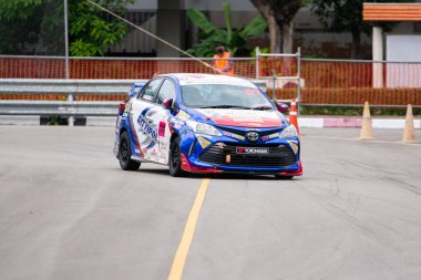 Chiangmai - 13 Kasım 2021, Toyota yarış arabası hipodrom yolunda yüksek hızda, rali spor arabası yarış sırasında yolda hızlı, Toyota Gazoo Yarış Motorsporu Tayland 'da yüksek hız, 700. yıl stadyumu, Chiangmai, Tayland