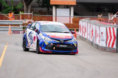 Chiangmai - 13 Kasım 2021, Toyota yarış arabası hipodrom yolunda yüksek hızda, rali spor arabası yarış sırasında yolda hızlı, Toyota Gazoo Yarış Motorsporu Tayland 'da yüksek hız, 700. yıl stadyumu, Chiangmai, Tayland