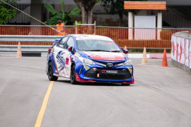 Chiangmai - 13 Kasım 2021, Toyota yarış arabası hipodrom yolunda yüksek hızda, rali spor arabası yarış sırasında yolda hızlı, Toyota Gazoo Yarış Motorsporu Tayland 'da yüksek hız, 700. yıl stadyumu, Chiangmai, Tayland