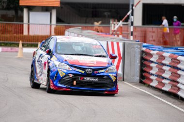 Chiangmai - 13 Kasım 2021, Toyota yarış arabası hipodrom yolunda yüksek hızda, rali spor arabası yarış sırasında yolda hızlı, Toyota Gazoo Yarış Motorsporu Tayland 'da yüksek hız, 700. yıl stadyumu, Chiangmai, Tayland