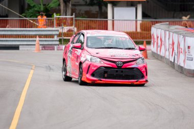 Chiangmai - 13 Kasım 2021, Toyota yarış arabası hipodrom yolunda yüksek hızda, rali spor arabası yarış sırasında yolda hızlı, Toyota Gazoo Yarış Motorsporu Tayland 'da yüksek hız, 700. yıl stadyumu, Chiangmai, Tayland