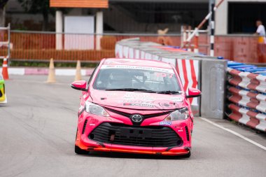 Chiangmai - 13 Kasım 2021, Toyota yarış arabası hipodrom yolunda yüksek hızda, rali spor arabası yarış sırasında yolda hızlı, Toyota Gazoo Yarış Motorsporu Tayland 'da yüksek hız, 700. yıl stadyumu, Chiangmai, Tayland
