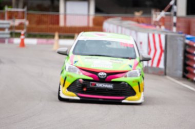 Chiangmai - 13 Kasım 2021, Toyota yarış arabası hipodrom yolunda yüksek hızda, rali spor arabası yarış sırasında yolda hızlı, Toyota Gazoo Yarış Motorsporu Tayland 'da yüksek hız, 700. yıl stadyumu, Chiangmai, Tayland