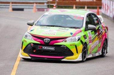 Chiangmai - 13 Kasım 2021, Toyota yarış arabası hipodrom yolunda yüksek hızda, rali spor arabası yarış sırasında yolda hızlı, Toyota Gazoo Yarış Motorsporu Tayland 'da yüksek hız, 700. yıl stadyumu, Chiangmai, Tayland