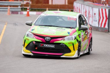 Chiangmai - 13 Kasım 2021, Toyota yarış arabası hipodrom yolunda yüksek hızda, rali spor arabası yarış sırasında yolda hızlı, Toyota Gazoo Yarış Motorsporu Tayland 'da yüksek hız, 700. yıl stadyumu, Chiangmai, Tayland