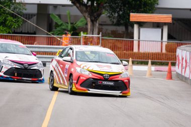 Chiangmai - 13 Kasım 2021, Toyota yarış arabası hipodrom yolunda yüksek hızda, rali spor arabası yarış sırasında yolda hızlı, Toyota Gazoo Yarış Motorsporu Tayland 'da yüksek hız, 700. yıl stadyumu, Chiangmai, Tayland