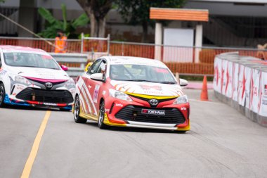 Chiangmai - 13 Kasım 2021, Toyota yarış arabası hipodrom yolunda yüksek hızda, rali spor arabası yarış sırasında yolda hızlı, Toyota Gazoo Yarış Motorsporu Tayland 'da yüksek hız, 700. yıl stadyumu, Chiangmai, Tayland