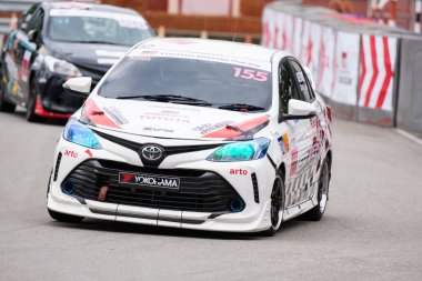 Chiangmai - 13 Kasım 2021, Toyota yarış arabası hipodrom yolunda yüksek hızda, rali spor arabası yarış sırasında yolda hızlı, Toyota Gazoo Yarış Motorsporu Tayland 'da yüksek hız, 700. yıl stadyumu, Chiangmai, Tayland