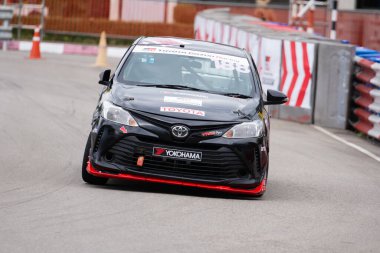 Chiangmai - 13 Kasım 2021, Toyota yarış arabası hipodrom yolunda yüksek hızda, rali spor arabası yarış sırasında yolda hızlı, Toyota Gazoo Yarış Motorsporu Tayland 'da yüksek hız, 700. yıl stadyumu, Chiangmai, Tayland