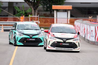 Chiangmai - 13 Kasım 2021, Toyota yarış arabası hipodrom yolunda yüksek hızda, rali spor arabası yarış sırasında yolda hızlı, Toyota Gazoo Yarış Motorsporu Tayland 'da yüksek hız, 700. yıl stadyumu, Chiangmai, Tayland