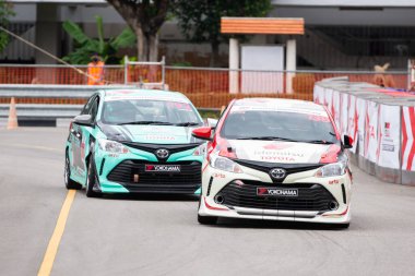 Chiangmai - 13 Kasım 2021, Toyota yarış arabası hipodrom yolunda yüksek hızda, rali spor arabası yarış sırasında yolda hızlı, Toyota Gazoo Yarış Motorsporu Tayland 'da yüksek hız, 700. yıl stadyumu, Chiangmai, Tayland