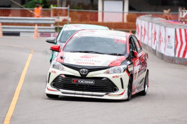 Chiangmai - 13 Kasım 2021, Toyota yarış arabası hipodrom yolunda yüksek hızda, rali spor arabası yarış sırasında yolda hızlı, Toyota Gazoo Yarış Motorsporu Tayland 'da yüksek hız, 700. yıl stadyumu, Chiangmai, Tayland