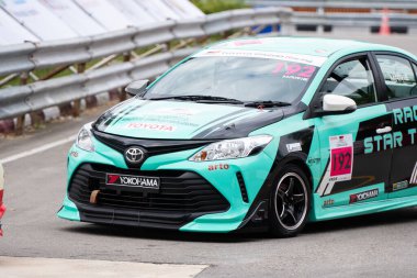 Chiangmai - 13 Kasım 2021, Toyota yarış arabası hipodrom yolunda yüksek hızda, rali spor arabası yarış sırasında yolda hızlı, Toyota Gazoo Yarış Motorsporu Tayland 'da yüksek hız, 700. yıl stadyumu, Chiangmai, Tayland