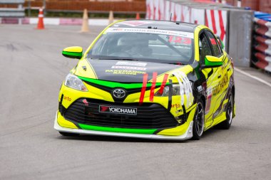 Chiangmai - 13 Kasım 2021, Toyota yarış arabası hipodrom yolunda yüksek hızda, rali spor arabası yarış sırasında yolda hızlı, Toyota Gazoo Yarış Motorsporu Tayland 'da yüksek hız, 700. yıl stadyumu, Chiangmai, Tayland