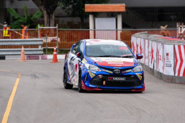 Chiangmai - 13 Kasım 2021, Toyota yarış arabası hipodrom yolunda yüksek hızda, rali spor arabası yarış sırasında yolda hızlı, Toyota Gazoo Yarış Motorsporu Tayland 'da yüksek hız, 700. yıl stadyumu, Chiangmai, Tayland