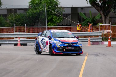 Chiangmai - 13 Kasım 2021, Toyota yarış arabası hipodrom yolunda yüksek hızda, rali spor arabası yarış sırasında yolda hızlı, Toyota Gazoo Yarış Motorsporu Tayland 'da yüksek hız, 700. yıl stadyumu, Chiangmai, Tayland