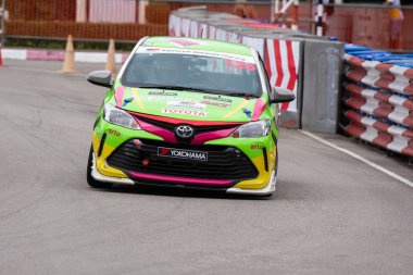 Chiangmai - 13 Kasım 2021, Toyota yarış arabası hipodrom yolunda yüksek hızda, rali spor arabası yarış sırasında yolda hızlı, Toyota Gazoo Yarış Motorsporu Tayland 'da yüksek hız, 700. yıl stadyumu, Chiangmai, Tayland