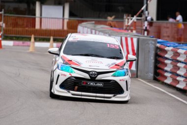 Chiangmai - 13 Kasım 2021, Toyota yarış arabası hipodrom yolunda yüksek hızda, rali spor arabası yarış sırasında yolda hızlı, Toyota Gazoo Yarış Motorsporu Tayland 'da yüksek hız, 700. yıl stadyumu, Chiangmai, Tayland