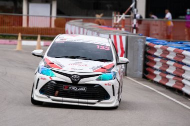 Chiangmai - 13 Kasım 2021, Toyota yarış arabası hipodrom yolunda yüksek hızda, rali spor arabası yarış sırasında yolda hızlı, Toyota Gazoo Yarış Motorsporu Tayland 'da yüksek hız, 700. yıl stadyumu, Chiangmai, Tayland