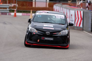 Chiangmai - 13 Kasım 2021, Toyota yarış arabası hipodrom yolunda yüksek hızda, rali spor arabası yarış sırasında yolda hızlı, Toyota Gazoo Yarış Motorsporu Tayland 'da yüksek hız, 700. yıl stadyumu, Chiangmai, Tayland