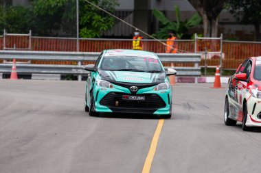 Chiangmai - 13 Kasım 2021, Toyota yarış arabası hipodrom yolunda yüksek hızda, rali spor arabası yarış sırasında yolda hızlı, Toyota Gazoo Yarış Motorsporu Tayland 'da yüksek hız, 700. yıl stadyumu, Chiangmai, Tayland