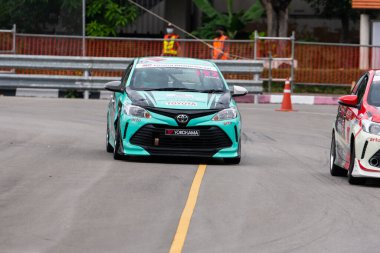 Chiangmai - 13 Kasım 2021, Toyota yarış arabası hipodrom yolunda yüksek hızda, rali spor arabası yarış sırasında yolda hızlı, Toyota Gazoo Yarış Motorsporu Tayland 'da yüksek hız, 700. yıl stadyumu, Chiangmai, Tayland