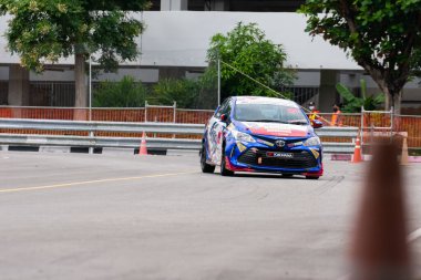 Chiangmai - 13 Kasım 2021, Toyota yarış arabası hipodrom yolunda yüksek hızda, rali spor arabası yarış sırasında yolda hızlı, Toyota Gazoo Yarış Motorsporu Tayland 'da yüksek hız, 700. yıl stadyumu, Chiangmai, Tayland