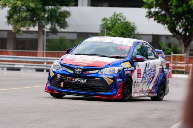 Chiangmai - 13 Kasım 2021, Toyota yarış arabası hipodrom yolunda yüksek hızda, rali spor arabası yarış sırasında yolda hızlı, Toyota Gazoo Yarış Motorsporu Tayland 'da yüksek hız, 700. yıl stadyumu, Chiangmai, Tayland
