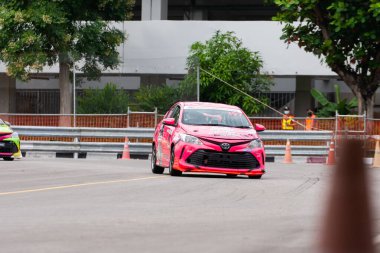 Chiangmai - 13 Kasım 2021, Toyota yarış arabası hipodrom yolunda yüksek hızda, rali spor arabası yarış sırasında yolda hızlı, Toyota Gazoo Yarış Motorsporu Tayland 'da yüksek hız, 700. yıl stadyumu, Chiangmai, Tayland