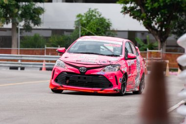 Chiangmai - 13 Kasım 2021, Toyota yarış arabası hipodrom yolunda yüksek hızda, rali spor arabası yarış sırasında yolda hızlı, Toyota Gazoo Yarış Motorsporu Tayland 'da yüksek hız, 700. yıl stadyumu, Chiangmai, Tayland