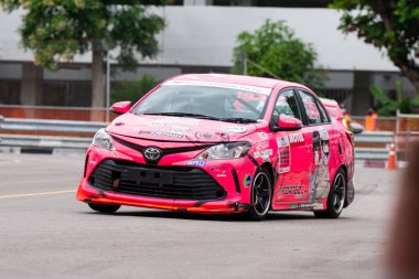 Chiangmai - 13 Kasım 2021, Toyota yarış arabası hipodrom yolunda yüksek hızda, rali spor arabası yarış sırasında yolda hızlı, Toyota Gazoo Yarış Motorsporu Tayland 'da yüksek hız, 700. yıl stadyumu, Chiangmai, Tayland