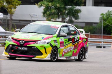 Chiangmai - 13 Kasım 2021, Toyota yarış arabası hipodrom yolunda yüksek hızda, rali spor arabası yarış sırasında yolda hızlı, Toyota Gazoo Yarış Motorsporu Tayland 'da yüksek hız, 700. yıl stadyumu, Chiangmai, Tayland