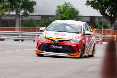 Chiangmai - 13 Kasım 2021, Toyota yarış arabası hipodrom yolunda yüksek hızda, rali spor arabası yarış sırasında yolda hızlı, Toyota Gazoo Yarış Motorsporu Tayland 'da yüksek hız, 700. yıl stadyumu, Chiangmai, Tayland