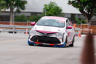 Chiangmai - 13 Kasım 2021, Toyota yarış arabası hipodrom yolunda yüksek hızda, rali spor arabası yarış sırasında yolda hızlı, Toyota Gazoo Yarış Motorsporu Tayland 'da yüksek hız, 700. yıl stadyumu, Chiangmai, Tayland