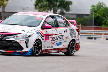 Chiangmai - 13 Kasım 2021, Toyota yarış arabası hipodrom yolunda yüksek hızda, rali spor arabası yarış sırasında yolda hızlı, Toyota Gazoo Yarış Motorsporu Tayland 'da yüksek hız, 700. yıl stadyumu, Chiangmai, Tayland